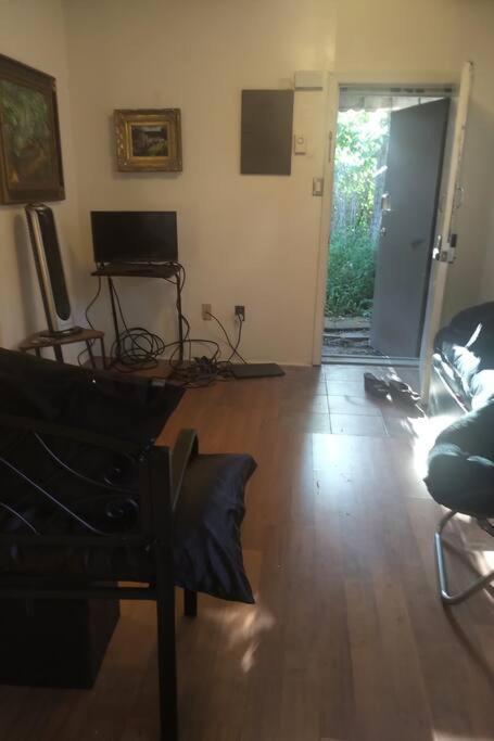 Awesome Cozy 1 Bedroom Coachhouse Toronto Dış mekan fotoğraf